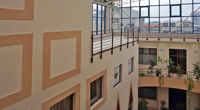 ogromny hol w budynku, gdzie mieści się oferowane do wynajęcia biuro Wrocław